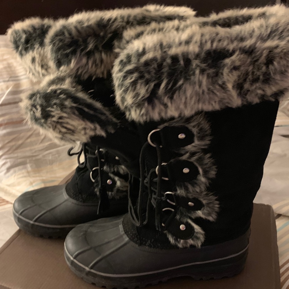 Khombu Nellie Size 8 Snow Boots